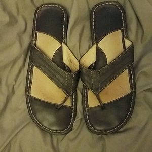 Final price Born brown leather flip flops